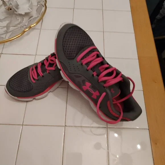 Under armour Micro G Assert IV EUC - Picture 4 of 8